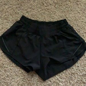 black lululemon hotty hot two inch shorts